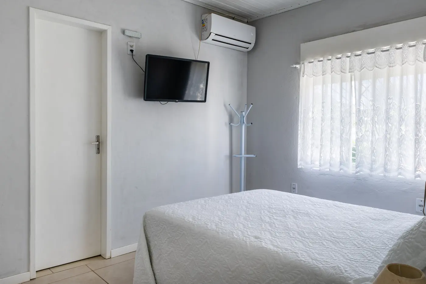 Quarto 1 com ar-condicionado e TV